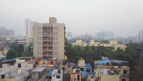 Vista-Aérea-De-Un-Municipio-De-Una-Gran-Ciudad-Que-Alberga-El-Fondo-De-Video-De-La-Ciudad-Corporativa,-Un-Fondo-De-Video-Filmado-Por-Drones-Cinematográficos-De-Un-Pequeño-Municipio-Corporativo-En-Un-Clima-Brumoso-En-Mumbai,-India