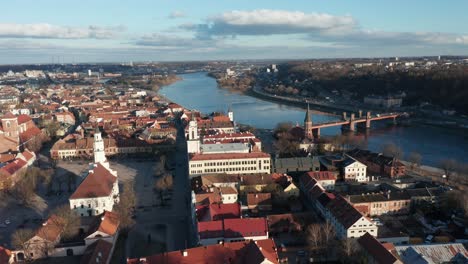 AERIAL:-Reveal-Shot-of-Kaunas-Town-Hall-and-Oldtown-on-the-Banks-of-the-Nemunas-River