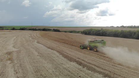 Landwirtschaftlicher-Traktor,-Der-Sojabohnen-Auf-Dem-Feld-Erntet