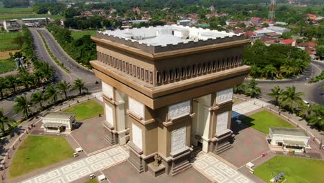 Aerial-view-of-arch-of-triumph-Simpang-Lima-Gumul-Monument-in-Kediri,-Indonesia