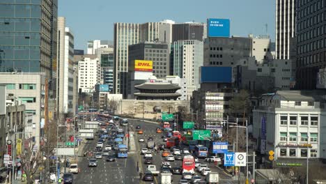 Incontables-Autos-Moviéndose-A-Lo-Largo-De-La-Carretera-Multicarril-Del-Centro-De-La-Ciudad-Cerca-De-La-Puerta-De-Sungnyemun---Distrito-De-Namdaemun-De-Seúl