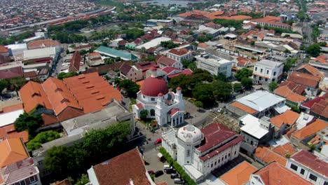 Vista-Aérea-De-La-Iglesia-Blenduk-Y-La-Ciudad-De-Semarang-En-Java-Central,-Indonesia