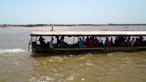 Wassertaxi-Transportiert-Afrikaner-Entlang-Des-Flusses-Tsiribihina,-Madagaskar