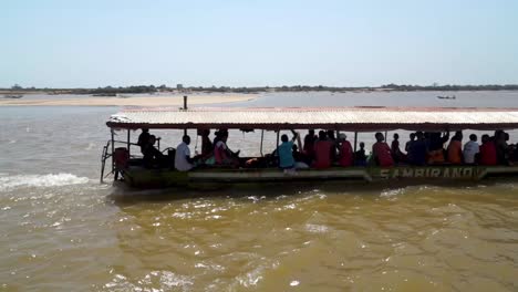 Taxi-Acuático-Transporta-A-Los-Africanos-A-Lo-Largo-Del-Río-Tsiribihina,-Madagascar