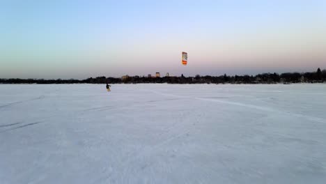 Windsurf-Sobre-Un-Lago-Congelado,-Deportes-De-Invierno-En-Minnesota,-Explorar-Solo-En-Mn,-Viajar-Disfrutar-Vivir-Mantener-El-Frío-Del-Norte