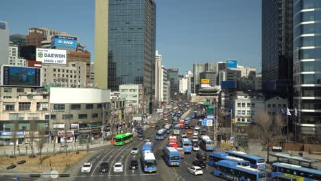 Carretera-Muy-Transitada-Con-Muchos-Carros-En-El-Distrito-De-Namdaemun-De-Seúl