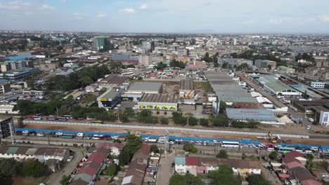 Vista-Aérea-De-Drones-Del-Tráfico-Suburbano-En-El-Distrito-De-Negocios-Del-Oeste-De-Nairobi,-Kenia