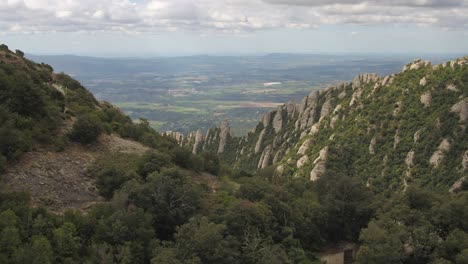 Volando-Cerca-De-La-Cordillera-Verde-En-Montserrat,-Cataluña,-España,-Antena