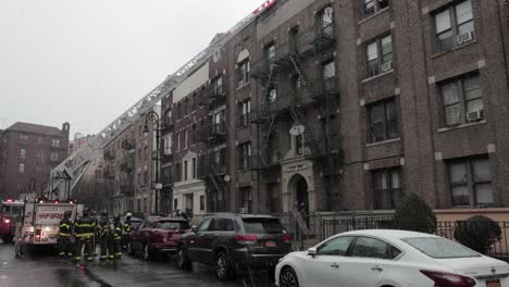 Rescate-De-La-Azotea-De-Los-Bomberos-Con-Escalera-De-Camión-De-Bomberos-En-El-Incendio-Del-Cable-De-Alimentación-Cónico-En-Brooklyn,-Nyc---Amplio-Tiro-Inclinado-Hacia-Abajo