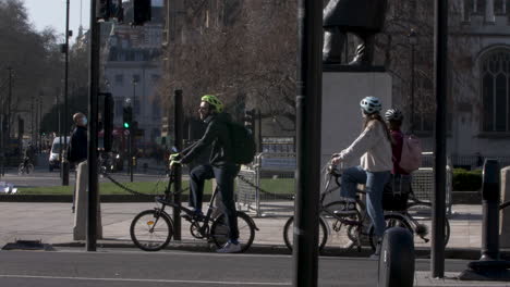 Ciclistas-Esperando-Por-Semáforos-En-Bicicleta-Plegable-En-Great-George-Street-En-Westminster