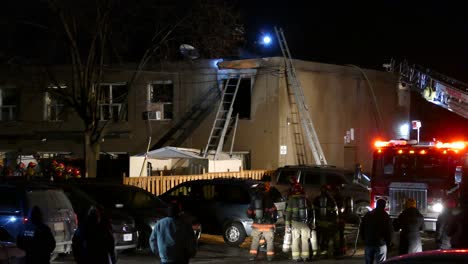 Bomberos-En-El-Trabajo-Después-De-Apagar-Un-Incendio-Por-La-Noche