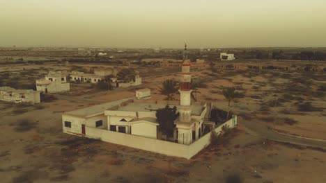 Antena-Sobre-Mezquita-Islámica-En-Karachi-Contra-Cielos-Polvorientos