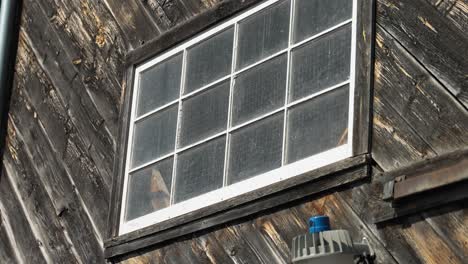 Schwenken-Sie-Vom-Fenster-Einer-Alten-Scheune-Mit-Holzwänden-Auf-Die-Darunter-Liegende-Betonsteinmauer