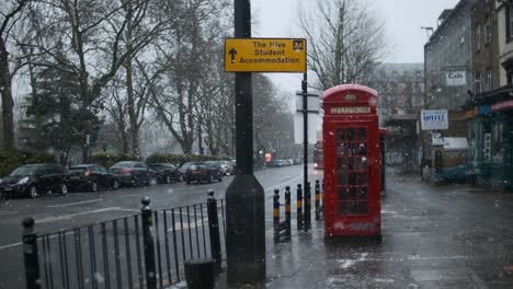 Icónica-Cabina-Telefónica-Roja-De-Londres-En-La-Nieve-A-Cámara-Lenta