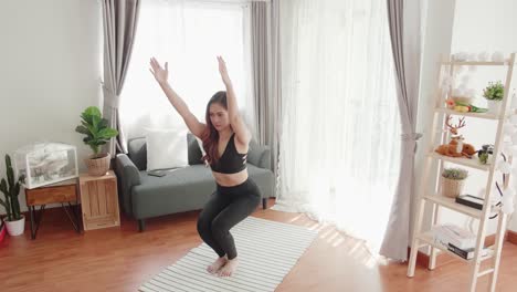 Junge-Asiatische-Frauen-Lieben-Yogaübungen-Und-Stretching-Im-Wohnzimmer
