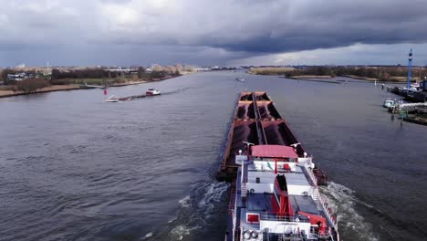 Barcaza-De-Cola---Barcaza-De-Carga-Seca-A-Granel-Navegando-En-El-Río-Oude-Maas-Cargada-Con-6-Barcazas-De-Carbón-Cerca-De-Puttershoek,-Países-Bajos