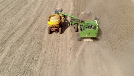 Tractor-Agrícola-Cosechando-Soja-En-El-Campo