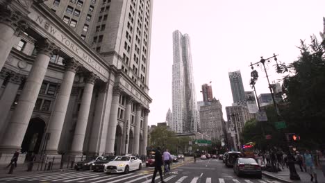 NYC:-Center-Street-Mit-Blick-Auf-Den-Spruce-Street-Tower,-Straßenszene-In-Der-Innenstadt-Von-Manhattan-Mit-Autos-Und-Fußgängern---Gimbal-Nach-Hinten-Ziehen
