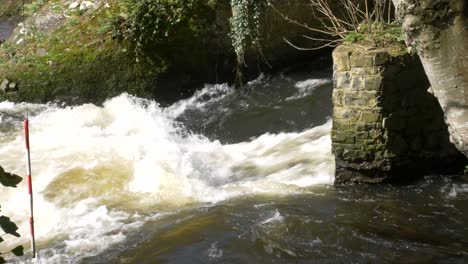 Kayakista-Arrastrado-Por-Los-Rápidos-Extremos-Del-Río-Artificial-En-El-Valle-De-Liffey