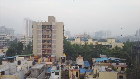 Luftaufnahme-Einer-Großstadtgemeinde-Beherbergt-Videohintergrund-Einer-Unternehmensstadt,-Eine-Kleine-Unternehmensgemeinde-Filmische-Drohne-Schoss-Videohintergrund-Bei-Nebligem-Wetter-In-Mumbai,-Indien