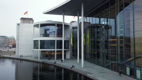 Edificio-Futurista-Del-Gobierno-En-Berlín-En-Spree-Riverside-En-Alemania