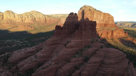 Excursionistas-En-El-Camino-A-La-Cumbre-De-Bell-Rock,-Arizona