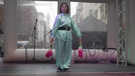 Erwachsene-Chinesische-Frau-Mit-Typischem-Kostüm,-Das-Tanz-über-Einer-Bühne-In-London-stadt-Während-Der-Neujahrsfeier-Aufführt,-England-Uk