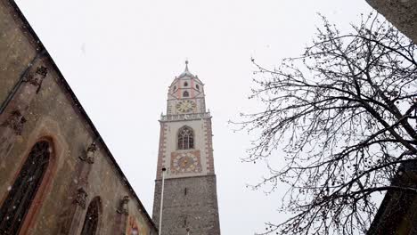 La-Iglesia-De-San-Nicolás-Es-La-Iglesia-Parroquial-De-Meran,-Tirol-Del-Sur,-Italia