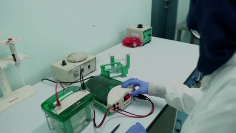 Wissenschaftlerin,-Die-Geräte-Für-Die-Elektrolyseanalyse-Verwendet