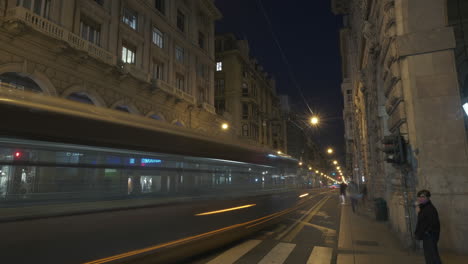 Génova-Vía-Xx-Settembre-Timelapse-Por-La-Noche-Y-El-Semáforo