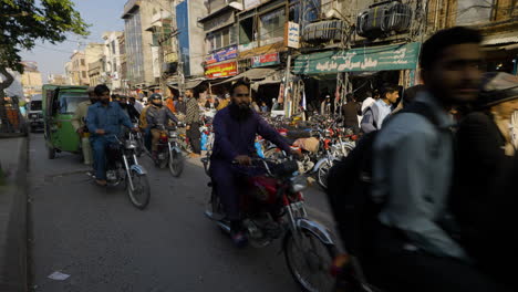 Verstopfter-Verkehr-In-Belebten-Marktstraßen-Von-Rawalpindi-Mit-Motorrädern-Und-Auto-Rikscha-In-Pakistan