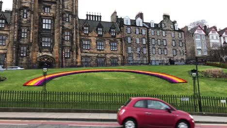 Blumenregenbogen-„regenbogen-Der-Hoffnung“-In-Edinburgh,-Schottland,-Vor-Dem-Jahrestag-Der-Covid-19-sperre