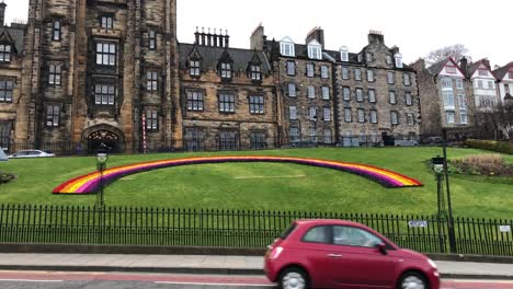 Arco-Iris-Floral-&quot;arco-Iris-De-Esperanza&quot;-En-Edimburgo,-Escocia-Antes-Del-Aniversario-Del-Cierre-Covid-19