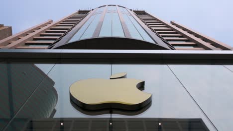 Das-Apple-Logo-Der-Amerikanischen-Multinationalen-Technologiemarke-Ist-Vor-Ihrem-Offiziellen-Geschäft-In-Hongkong-Zu-Sehen