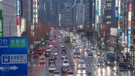 Tráfico-En-La-Ciudad-De-Shinjuku-En-Una-Noche-Fría-Durante-Una-Pandemia-En-Tokio,-Japón