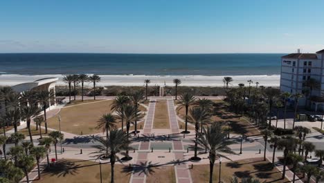 Jacksonville-Beach:-Latham-Plaza-In-Richtung-Atlantik