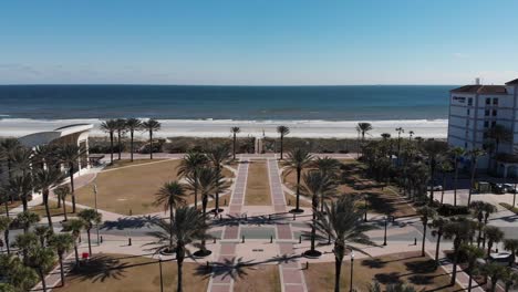 Jacksonville-Beach:-Latham-Plaza-Siguiendo-Hacia-El-Océano-Atlántico