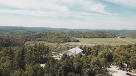Gorgeous-sunny-day-aerial-drone-clip-of-the-Gatineau-Hills-at-Le-Belvédère-events-center-in-Wakefield,-Quebec