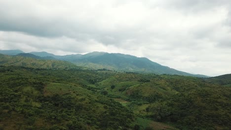 Vista-Aérea-De-Las-Llanuras-Verdes-En-Las-Montañas,-Tanzania,-áfrica