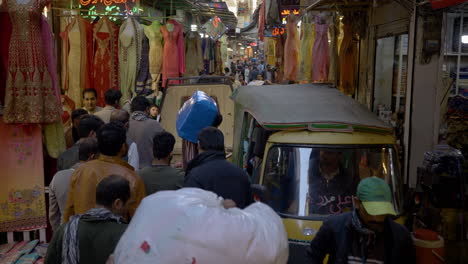 Szene-Auf-Dem-öffentlichen-Markt-Mit-Geschäftigen-Menschen,-Die-An-Ständen-Und-Basaren-In-Lahore,-Pakistan,-Vorbeigehen