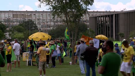 Brasilianische-Rechte-Anhänger-Versammeln-Sich-Trotz-Covid19-Zur-Kundgebung-Des-Präsidenten-In-Einem-Park