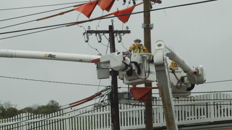 Electricistas-E-Ingenieros-Que-Trabajan-En-Líneas-Eléctricas-De-Telecomunicaciones-En-California