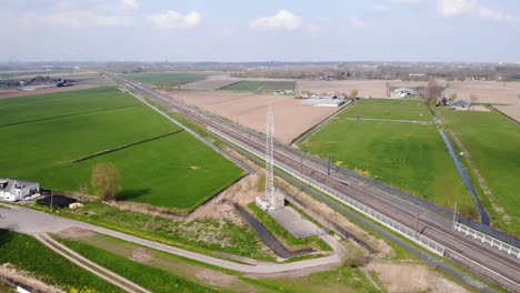 Carretera-Entre-Campos-Breen-Durante-El-Día-Cerca-De-Zwijndrecht,-Países-Bajos