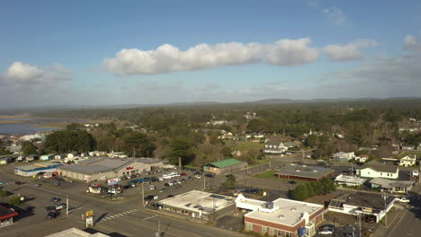 Establecimientos-Comerciales-Alrededor-Del-Supermercado-Mckays-En-Bandon,-Oregon-En-Una-Tarde-Soleada