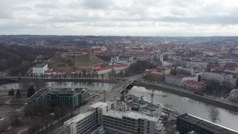 Antenne:-Fliegen-In-Richtung-Vilnius-Gediminas-Turm-Mit-Altstadt-Im-Hintergrund-Sichtbar