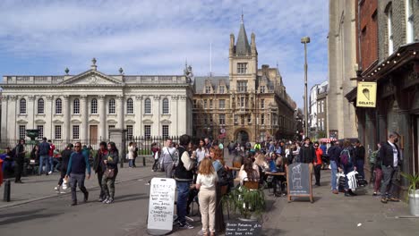 People-line-up-to-buy-ice-cream-on-a-sunny-day