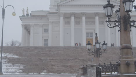 Las-Escaleras-De-La-Catedral-De-Helsinki-Cubiertas-De-Nieve-Durante-El-Frío-Día-De-Invierno