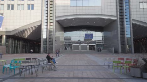 Masked-people-walking-at-the-entrance-of-the-European-Parliament-in-Brussels