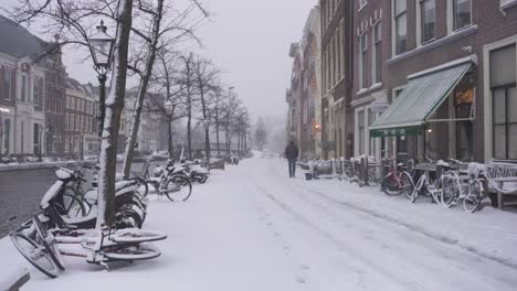 Nieve-De-Invierno-De-Plomo-En-Las-Calles-De-La-Ciudad-Junto-Al-Río-Rin-Rin,-Países-Bajos
