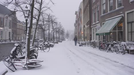 Führen-Sie-Winterschnee-Auf-Den-Straßen-Der-Stadt-In-Neben-Rhein-Rheinufer,-Niederlande